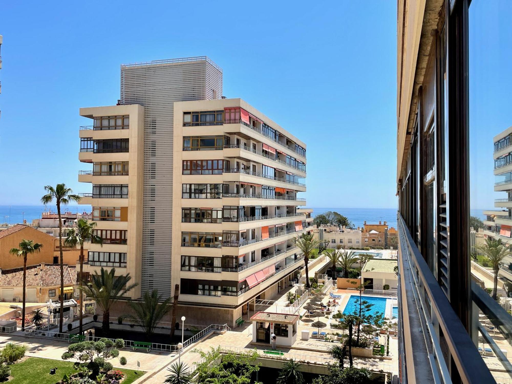 Exquisite 2 Bedroom Apt, Pool, Views *
